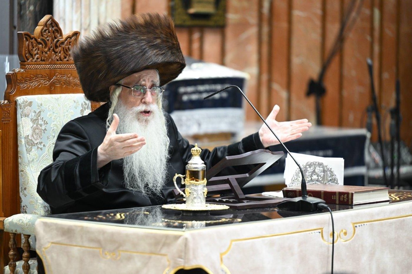 האדמו"ר מצאנז בהדלקת נרות חנוכה