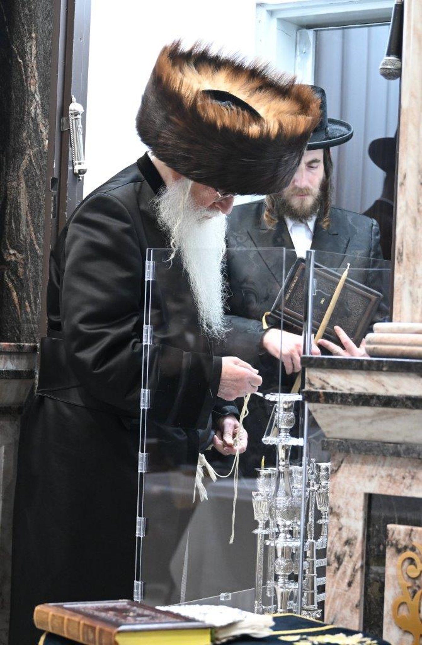 האדמו"ר מצאנז בהדלקת נרות חנוכה