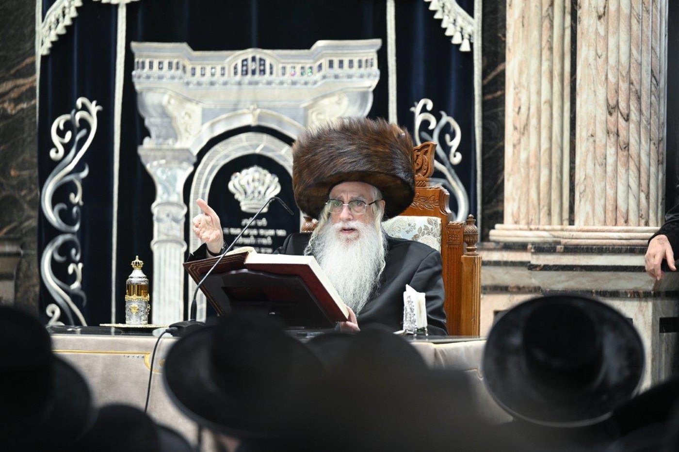 האדמו"ר מצאנז בהדלקת נרות חנוכה