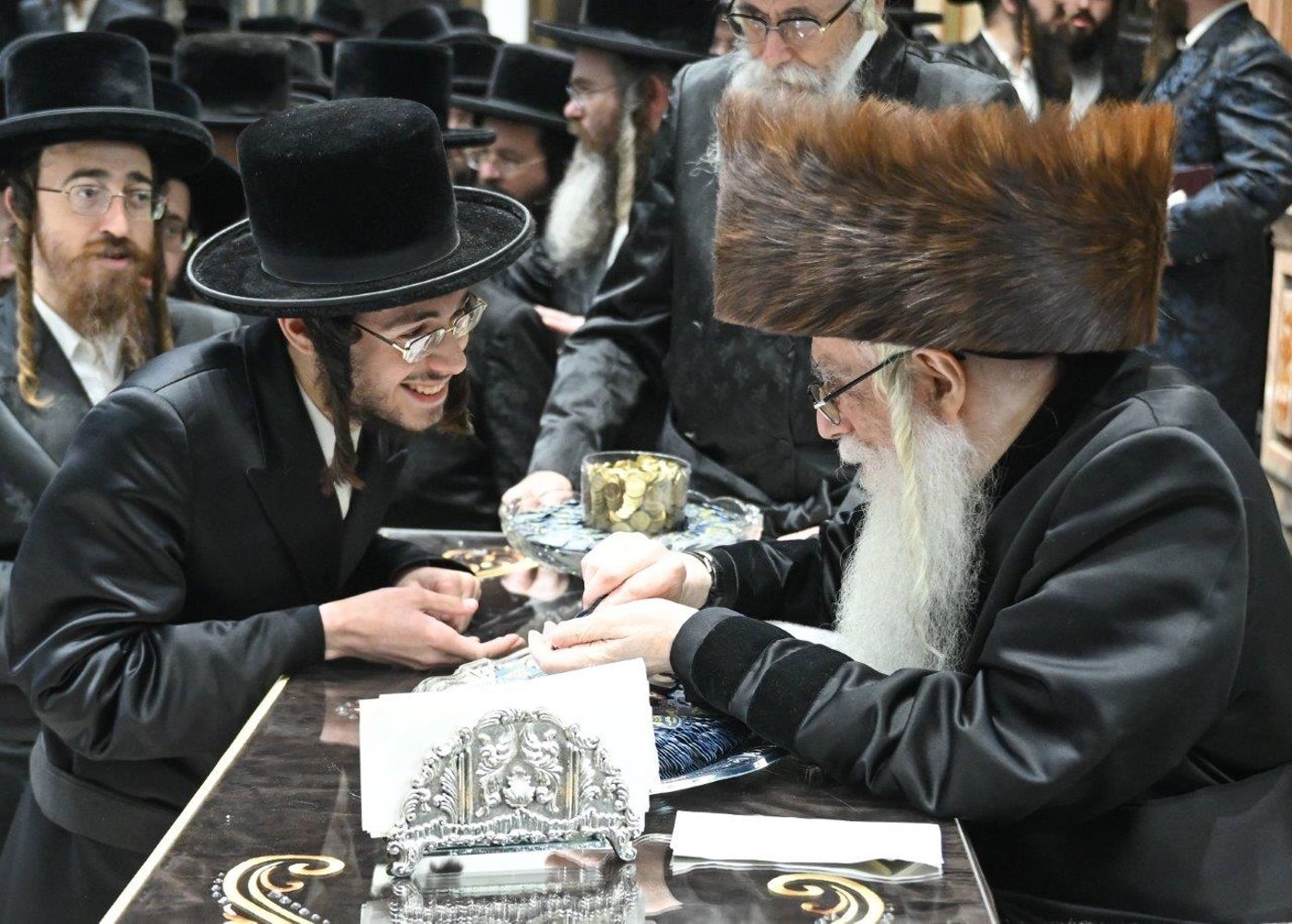 האדמו"ר מצאנז בהדלקת נרות חנוכה