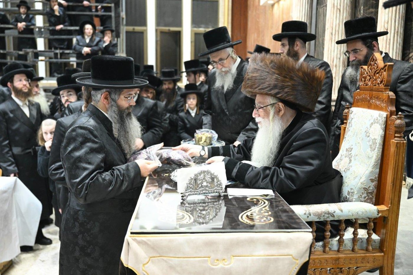 האדמו"ר מצאנז בהדלקת נרות חנוכה