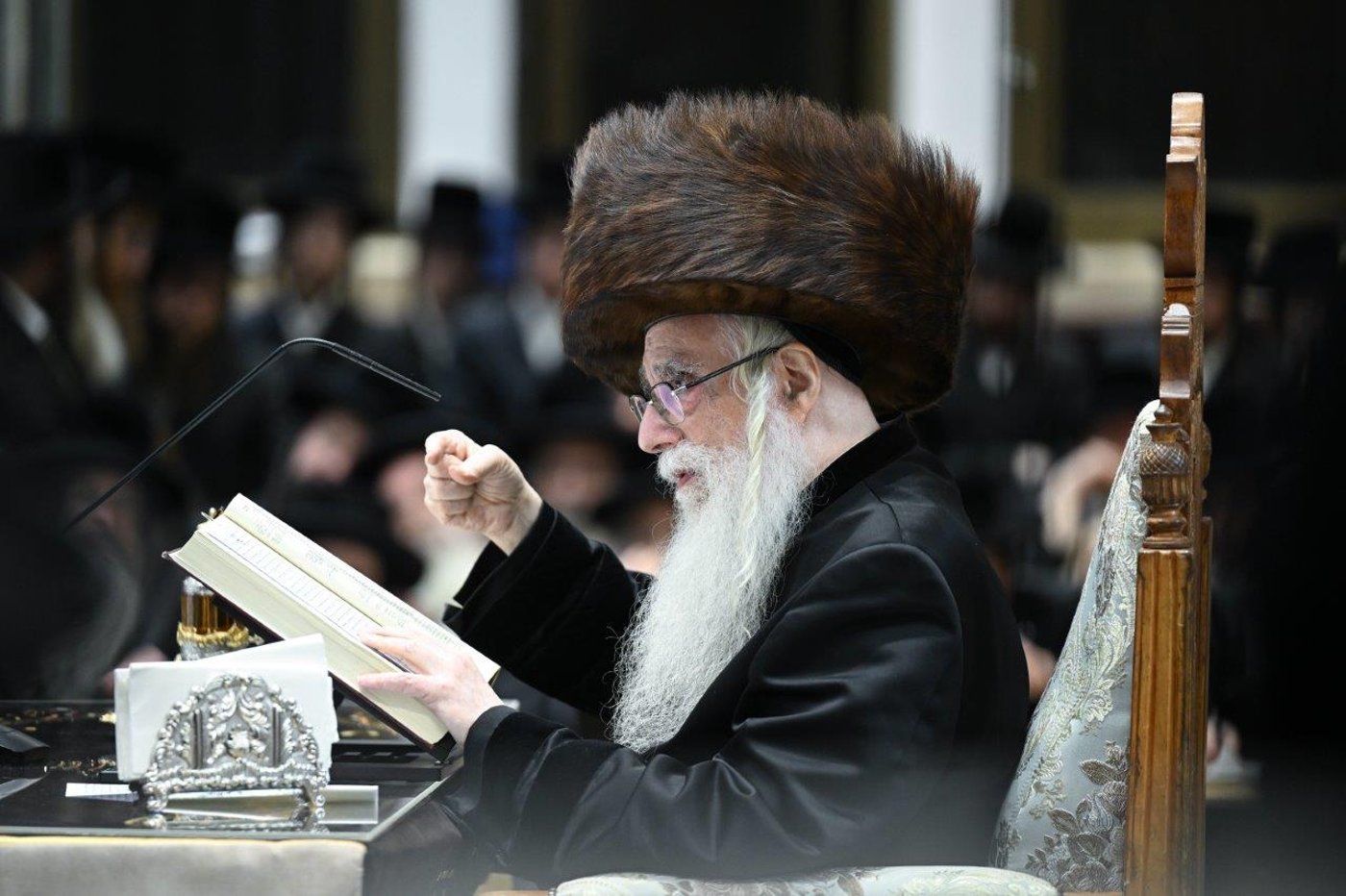 האדמו"ר מצאנז בהדלקת נרות חנוכה