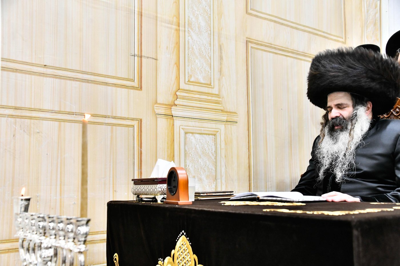 האדמו"ר מזוטשקא בהדלקת נרות חנוכה