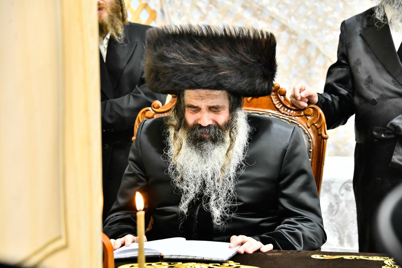 האדמו"ר מזוטשקא בהדלקת נרות חנוכה