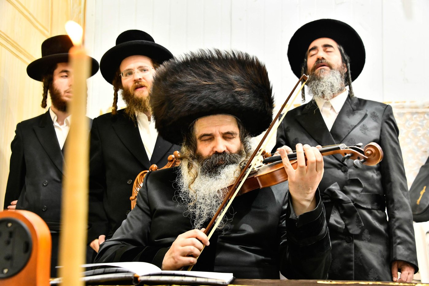 האדמו"ר מזוטשקא בהדלקת נרות חנוכה