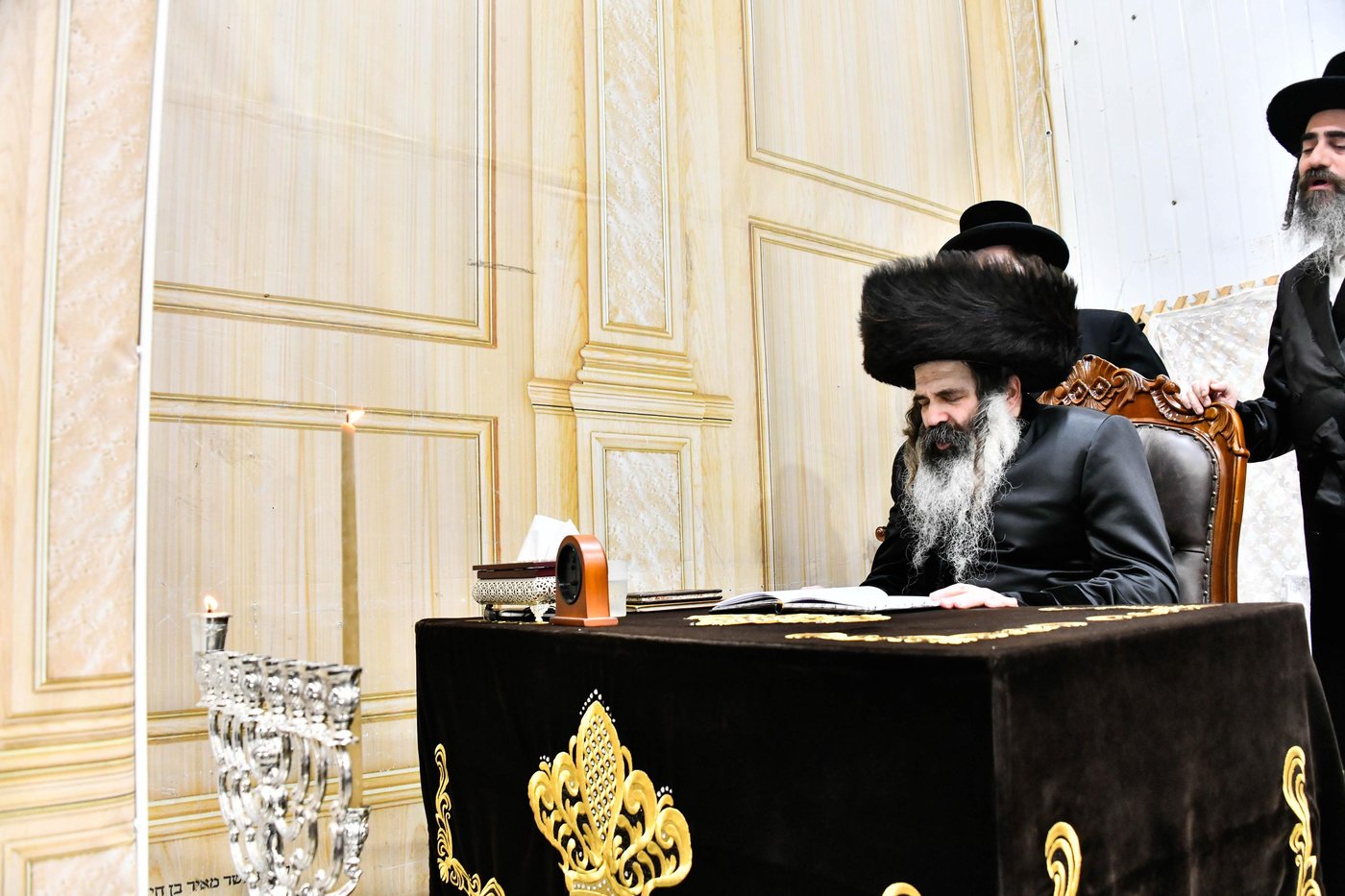 האדמו"ר מזוטשקא בהדלקת נרות חנוכה