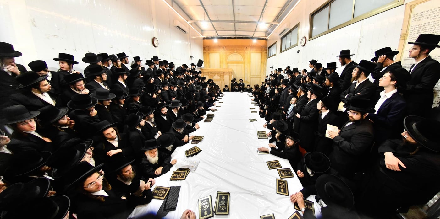 האדמו"ר מזוטשקא בהדלקת נרות חנוכה