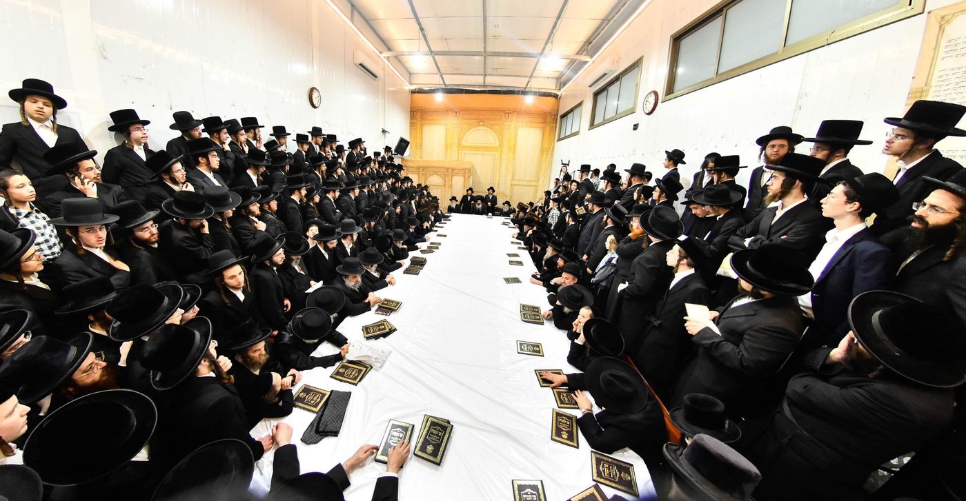 האדמו"ר מזוטשקא בהדלקת נרות חנוכה