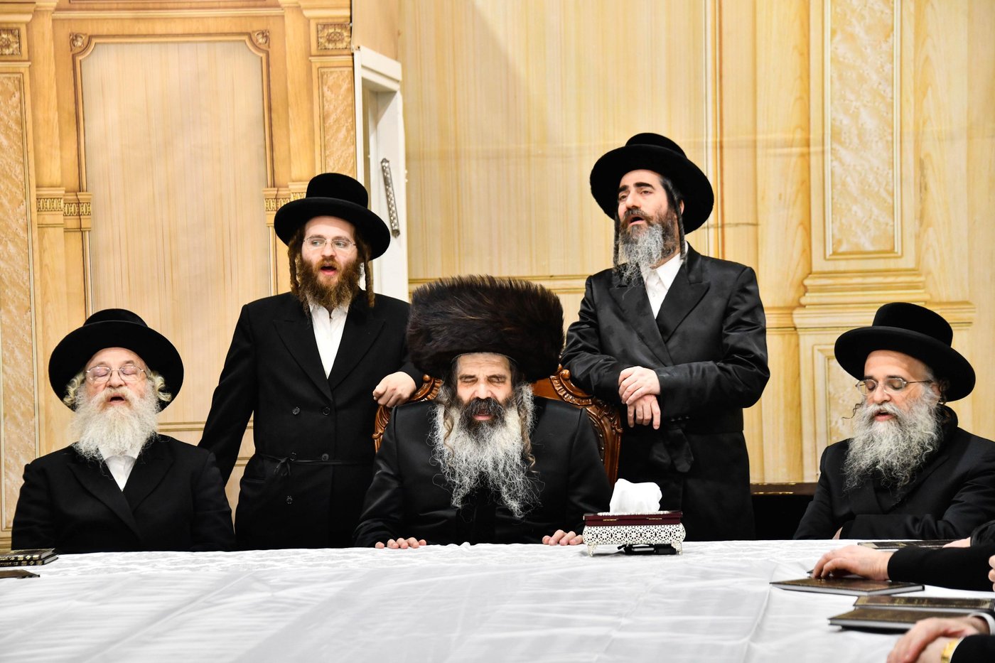 האדמו"ר מזוטשקא בהדלקת נרות חנוכה