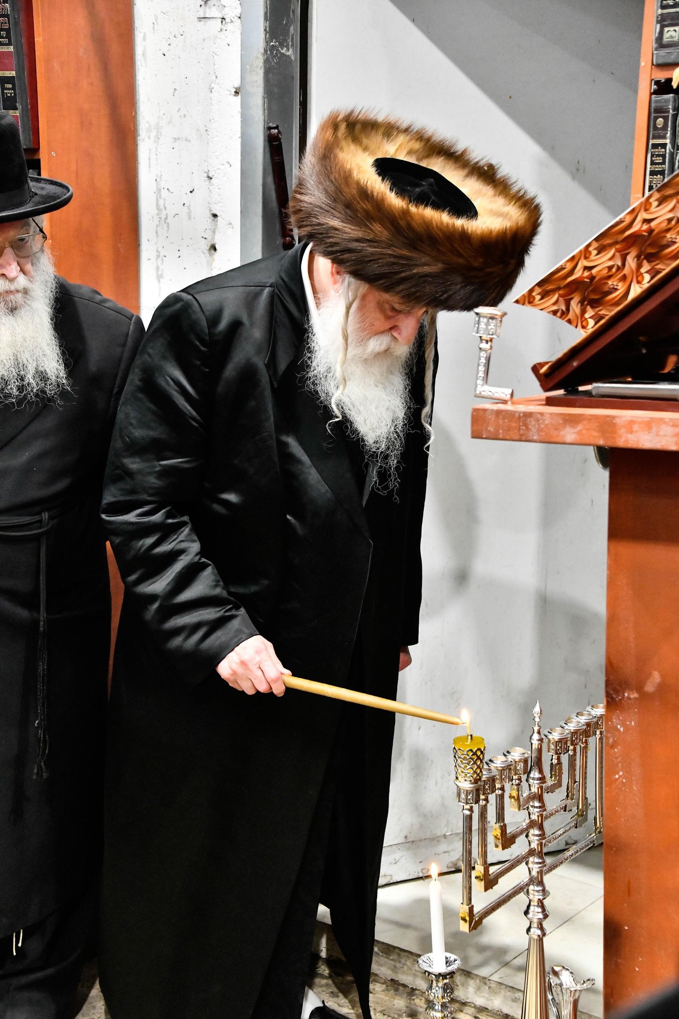 האדמו"ר ממכנובקא בעלזא בהדקלת נרות חנוכה