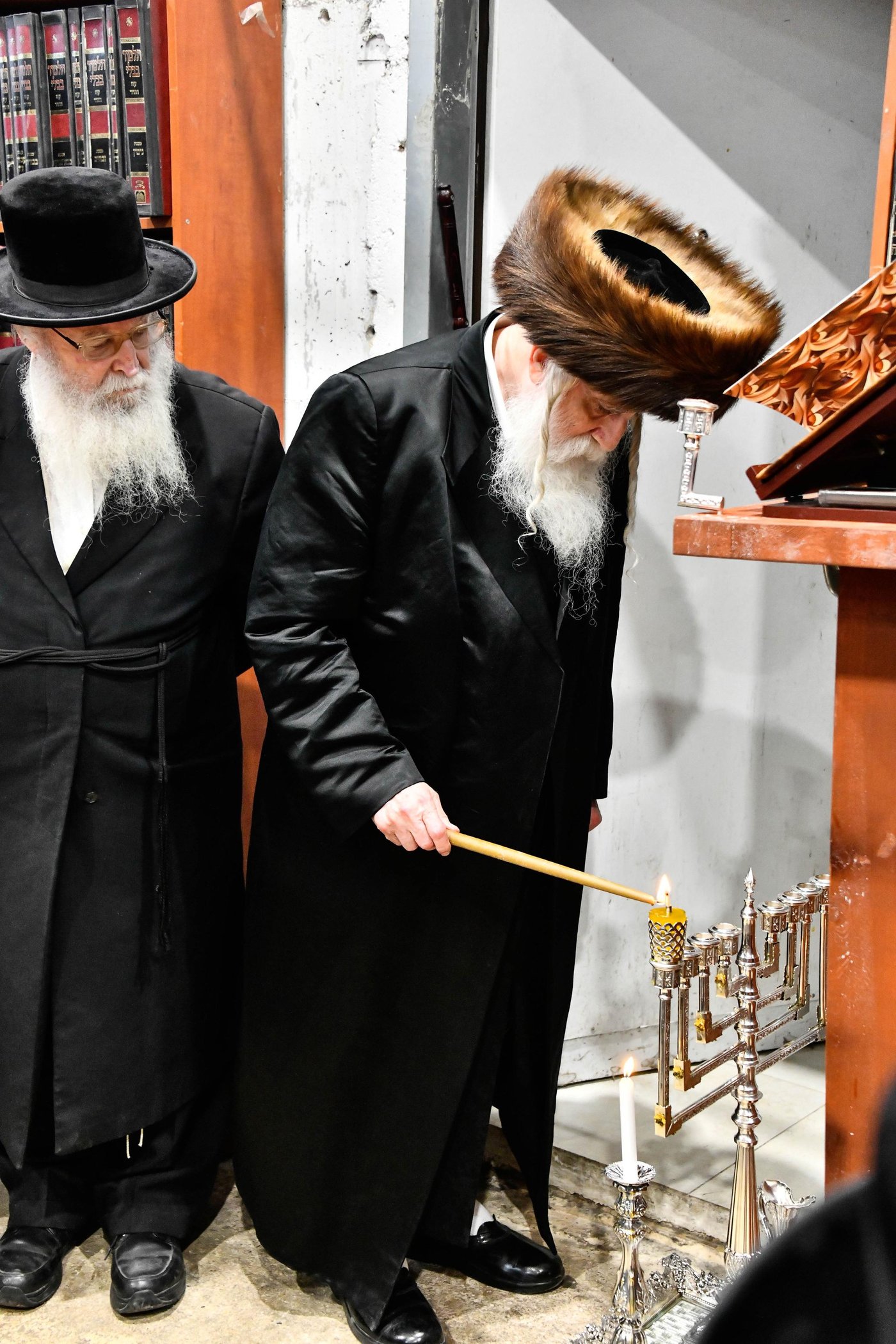 האדמו"ר ממכנובקא בעלזא בהדקלת נרות חנוכה