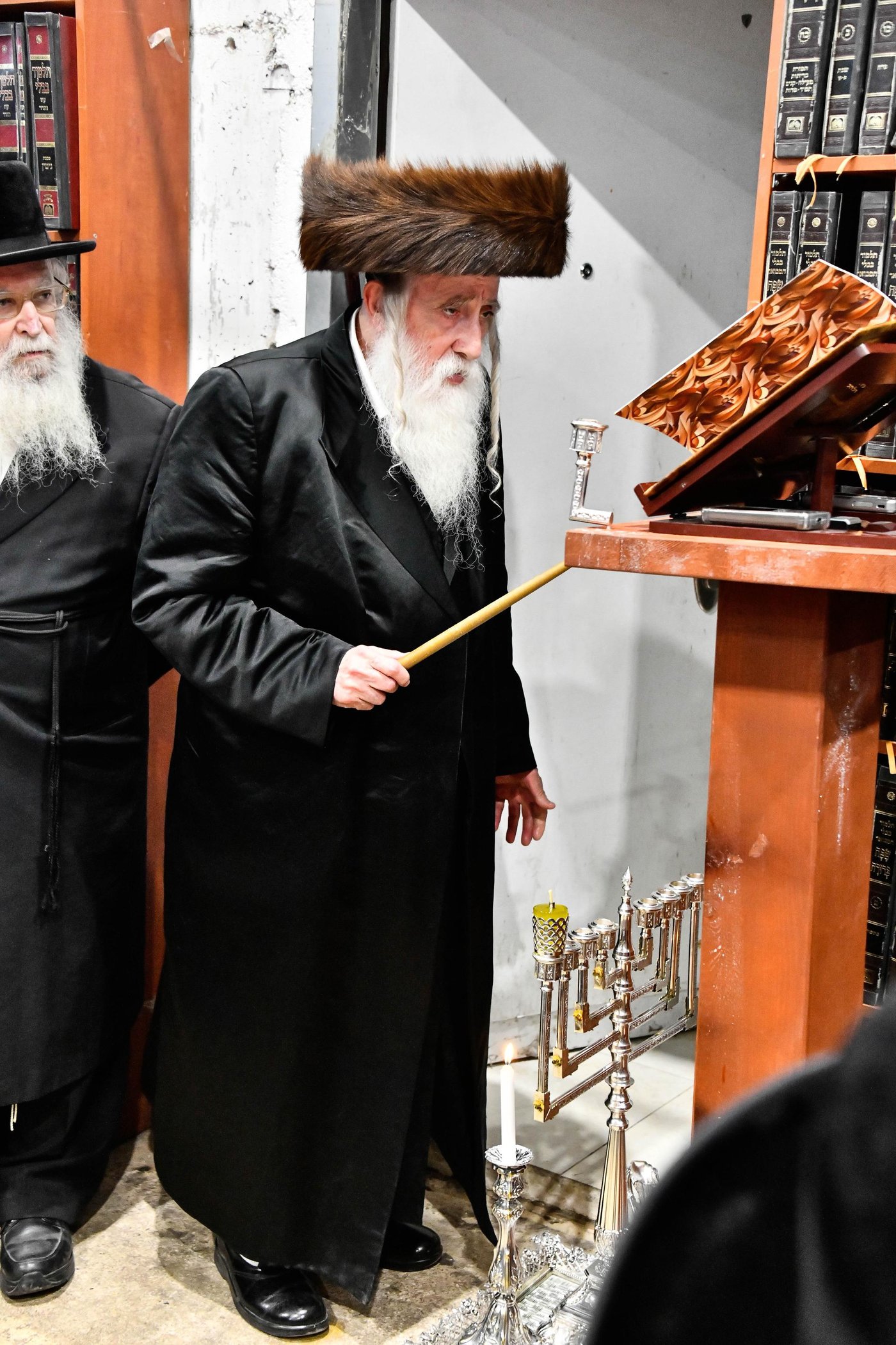 האדמו"ר ממכנובקא בעלזא בהדקלת נרות חנוכה