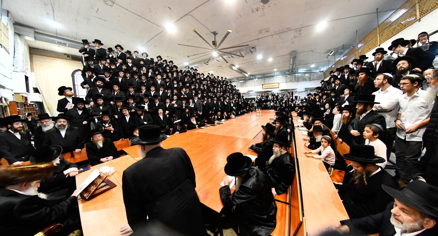 האדמו"ר ממכנובקא בעלזא בהדקלת נרות חנוכה