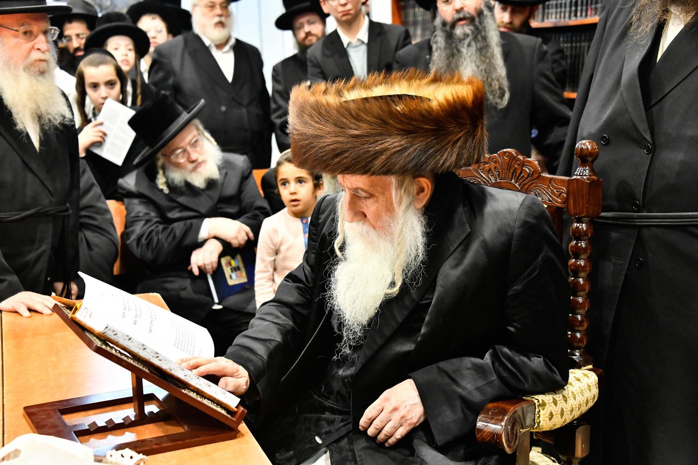 האדמו"ר ממכנובקא בעלזא בהדקלת נרות חנוכה