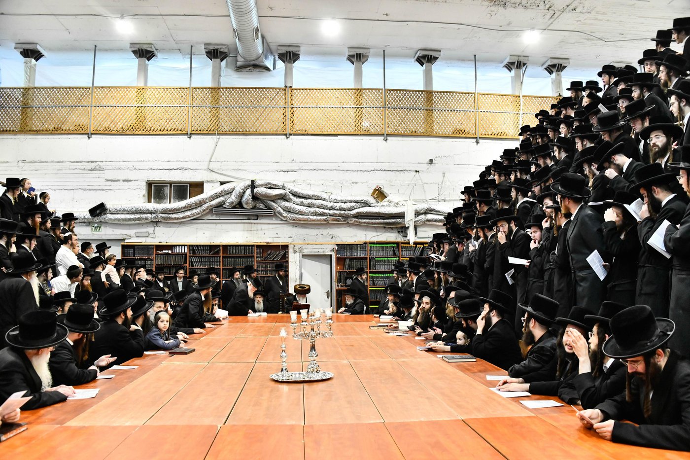 האדמו"ר ממכנובקא בעלזא בהדקלת נרות חנוכה