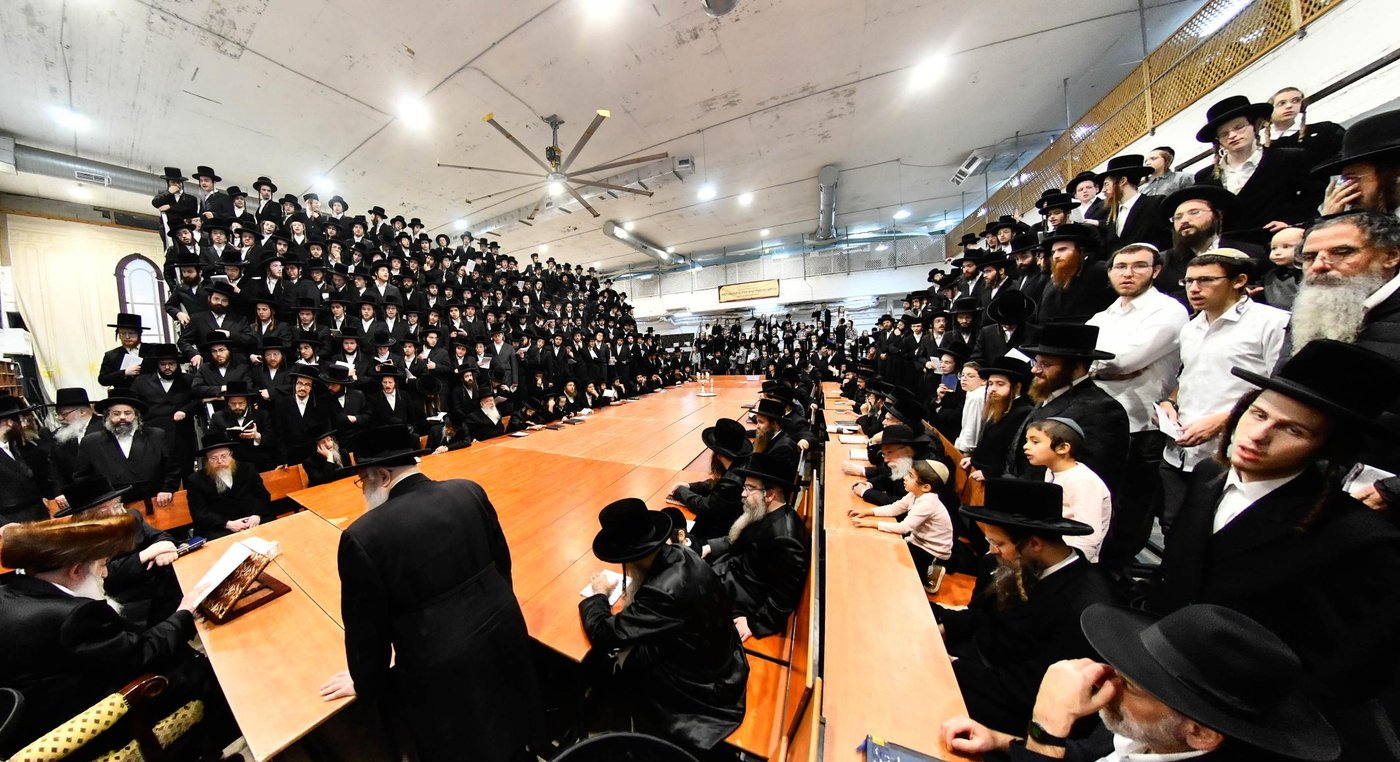 האדמו"ר ממכנובקא בעלזא בהדקלת נרות חנוכה