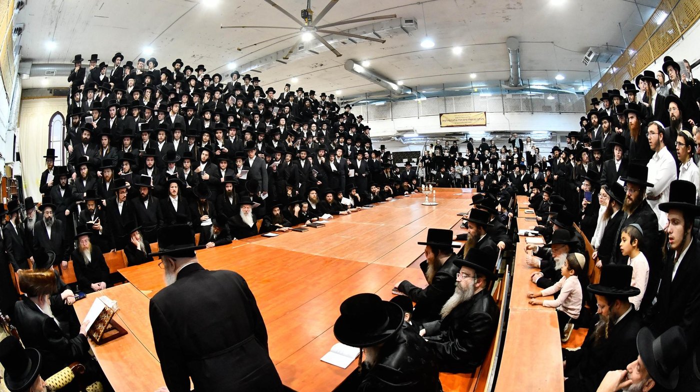 האדמו"ר ממכנובקא בעלזא בהדקלת נרות חנוכה