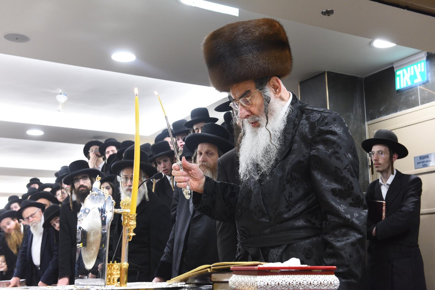 האדמו"ר מאלכסנדר בהדלקת נר ראשון של חנוכה