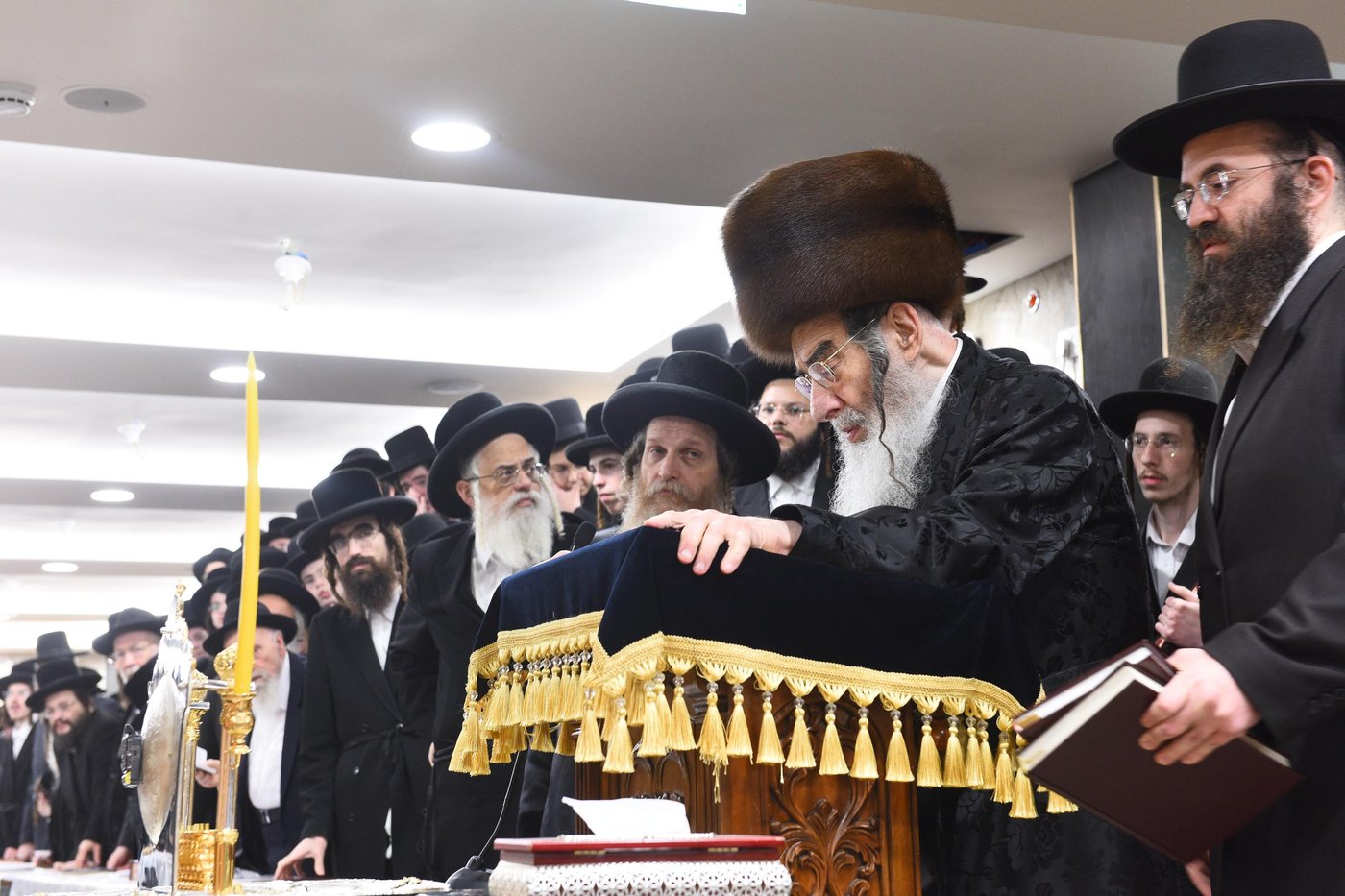 האדמו"ר מאלכסנדר בהדלקת נר ראשון של חנוכה