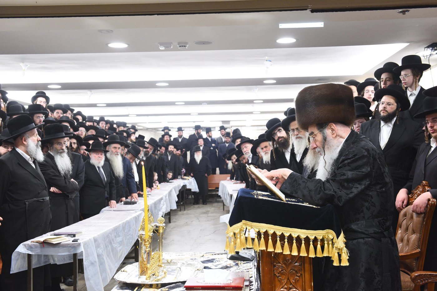 האדמו"ר מאלכסנדר בהדלקת נר ראשון של חנוכה