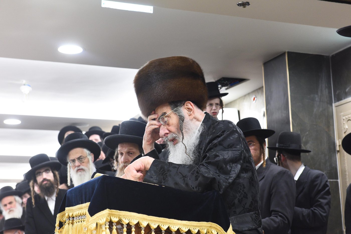 האדמו"ר מאלכסנדר בהדלקת נר ראשון של חנוכה