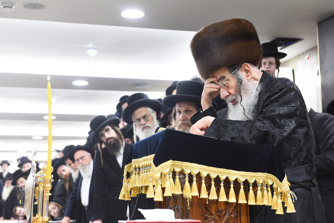 האדמו"ר מאלכסנדר בהדלקת נר ראשון של חנוכה