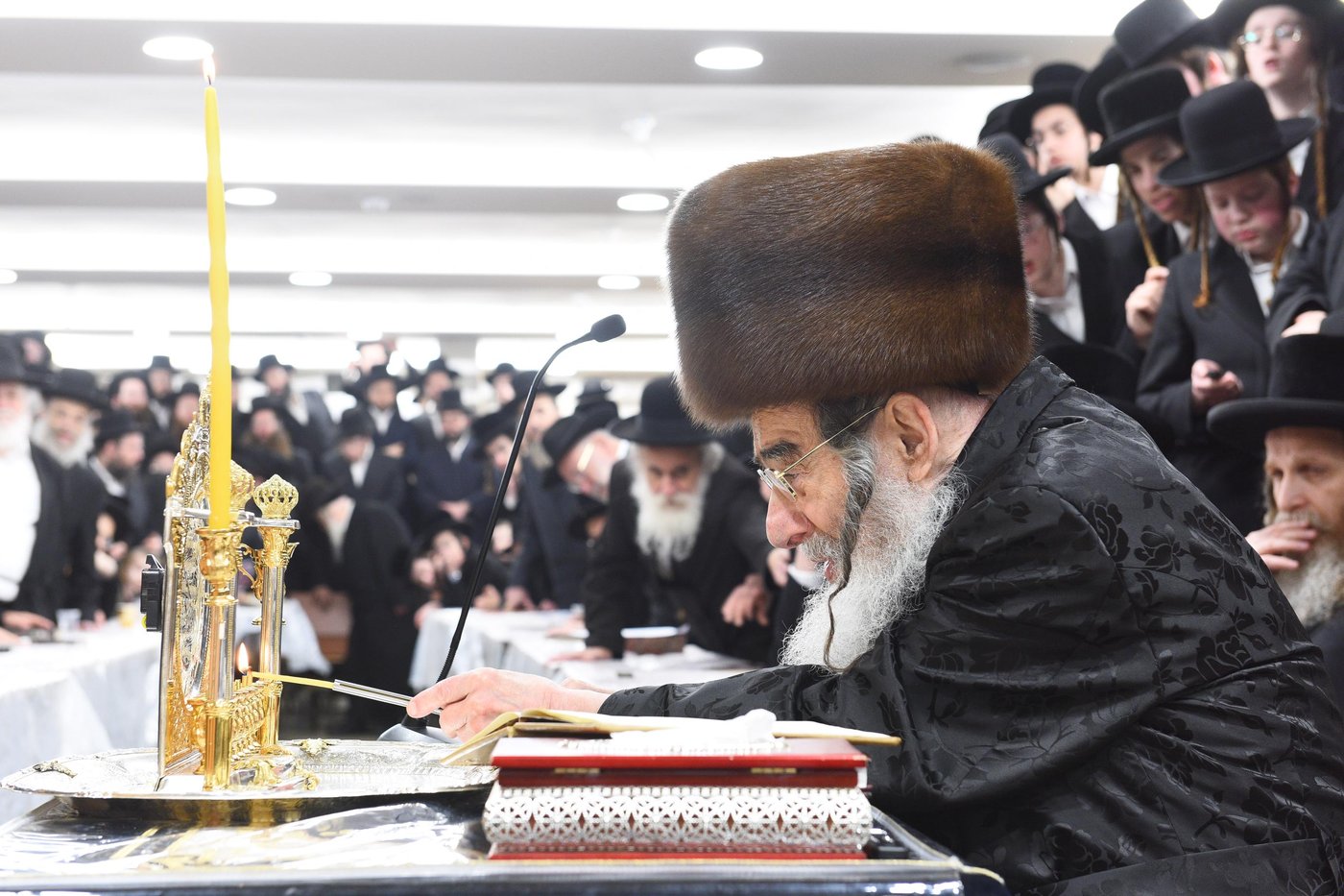 האדמו"ר מאלכסנדר בהדלקת נר ראשון של חנוכה