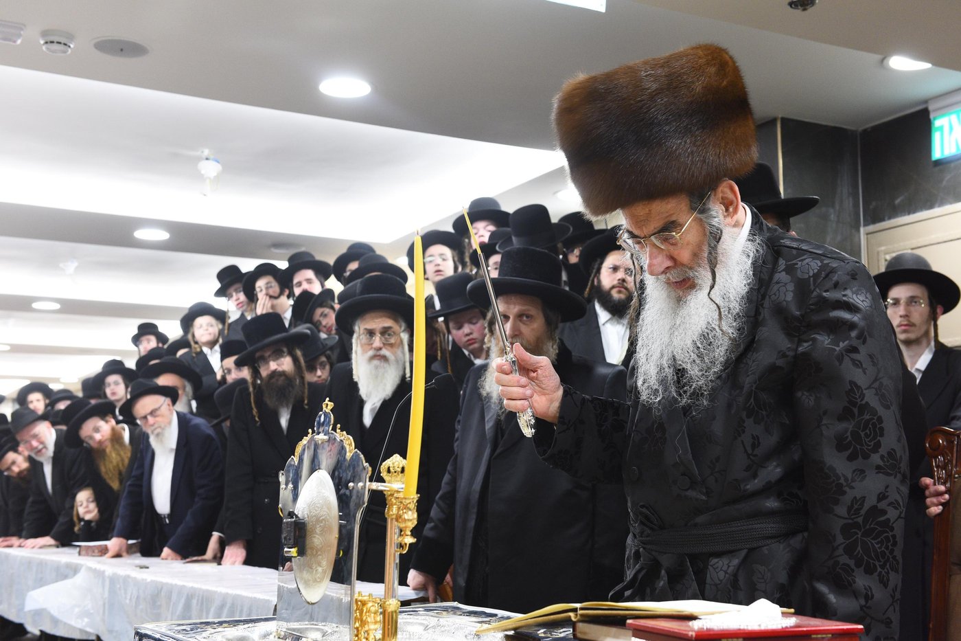 האדמו"ר מאלכסנדר בהדלקת נר ראשון של חנוכה