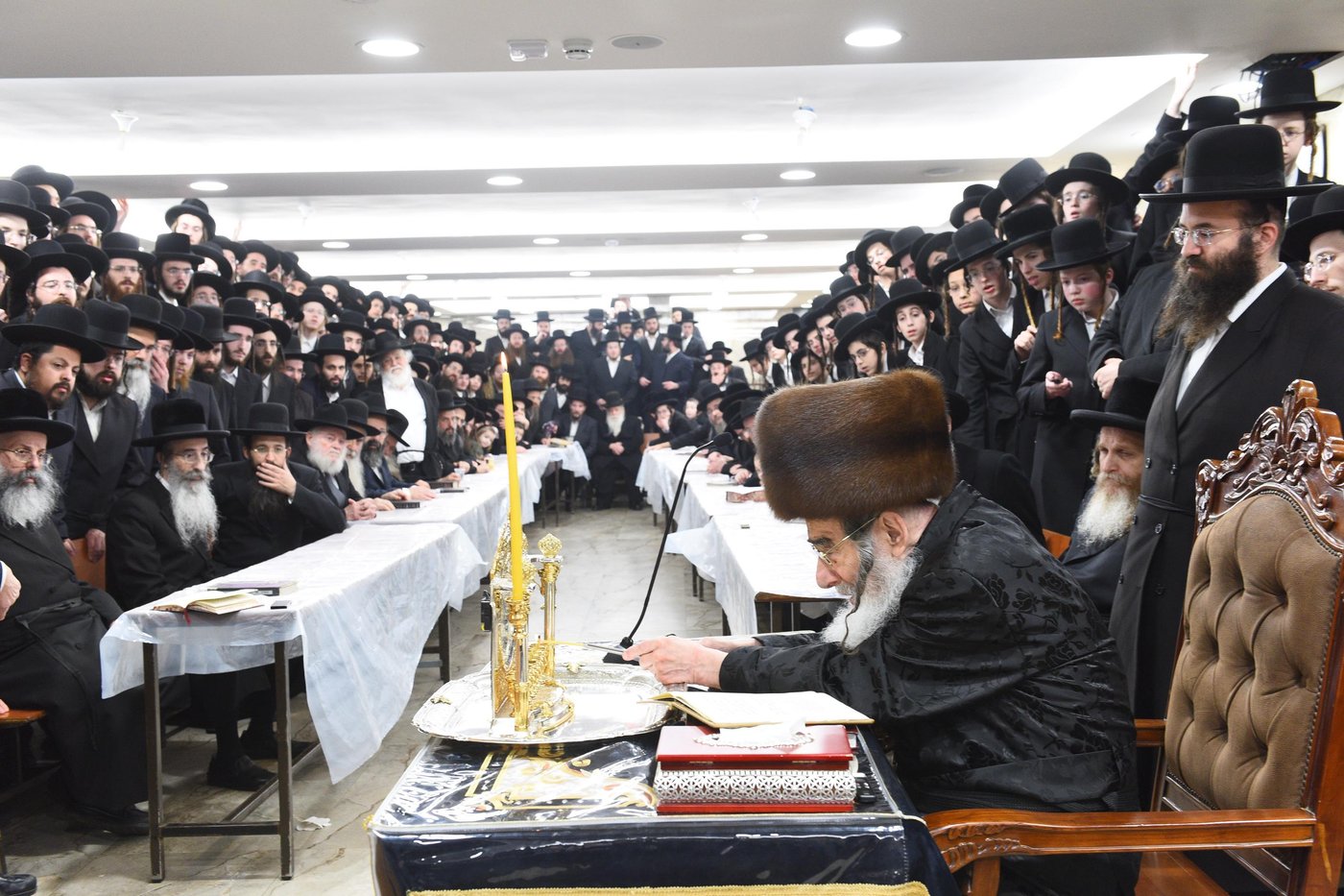 האדמו"ר מאלכסנדר בהדלקת נר ראשון של חנוכה