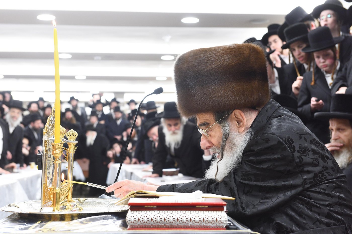 האדמו"ר מאלכסנדר בהדלקת נר ראשון של חנוכה