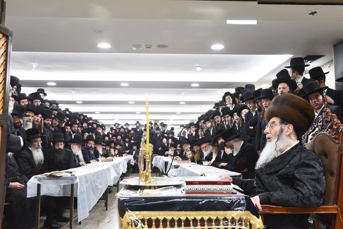 האדמו"ר מאלכסנדר בהדלקת נר ראשון של חנוכה