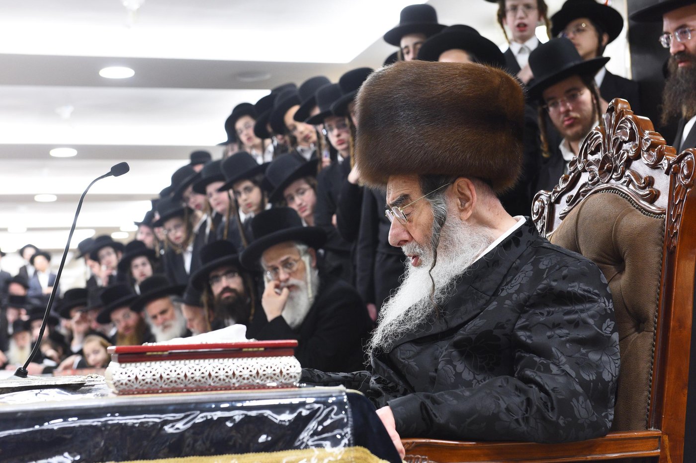 האדמו"ר מאלכסנדר בהדלקת נר ראשון של חנוכה