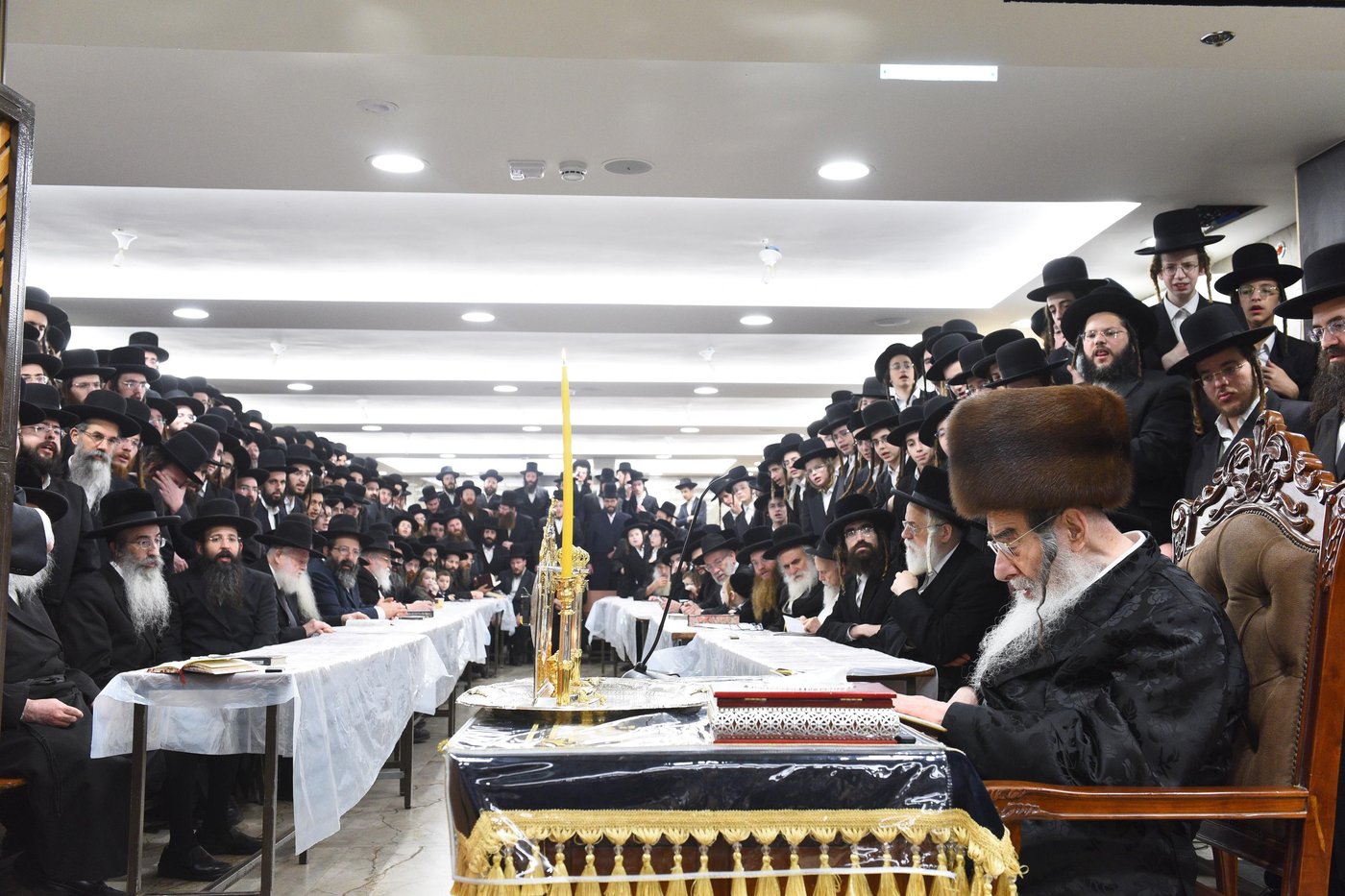 האדמו"ר מאלכסנדר בהדלקת נר ראשון של חנוכה