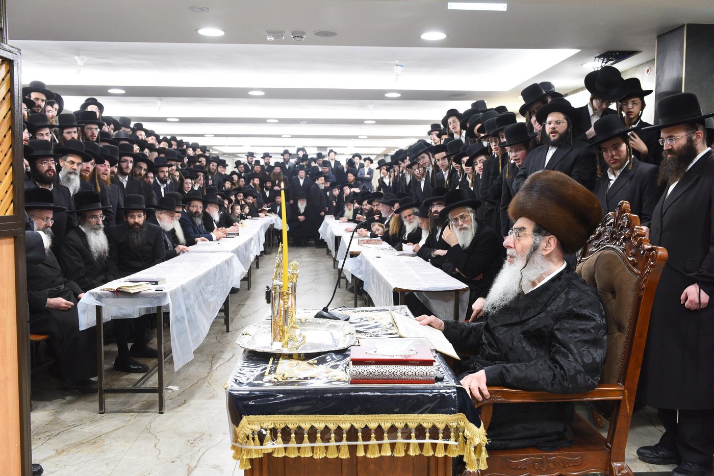 האדמו"ר מאלכסנדר בהדלקת נר ראשון של חנוכה