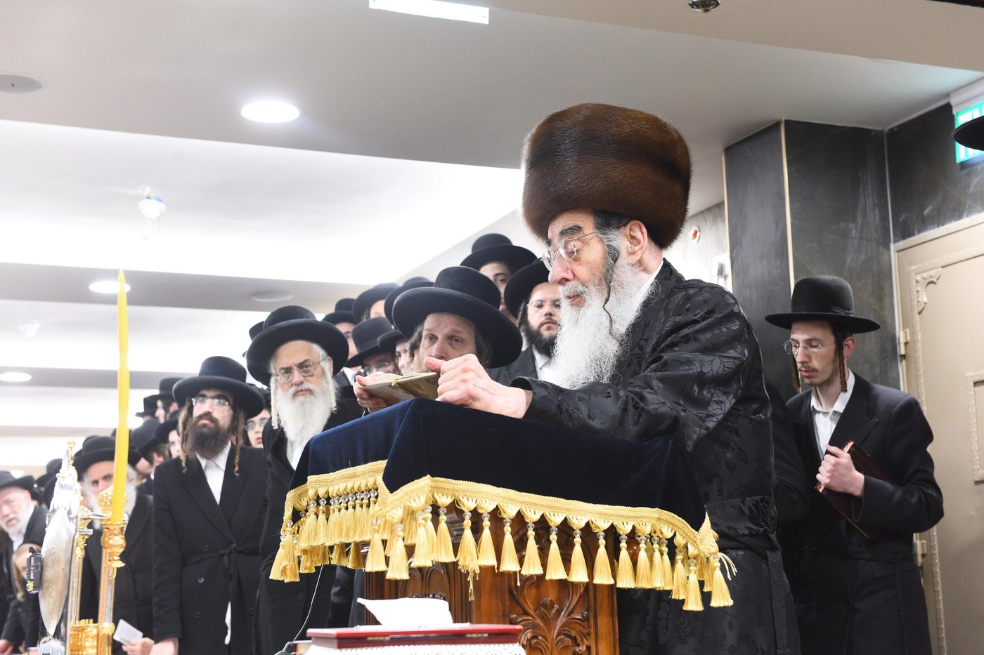 האדמו"ר מאלכסנדר בהדלקת נר ראשון של חנוכה