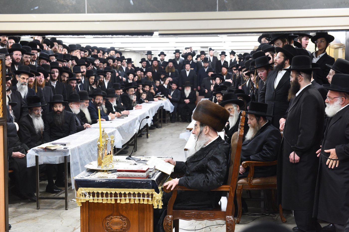 האדמו"ר מאלכסנדר בהדלקת נר ראשון של חנוכה