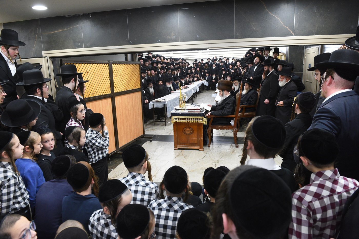 האדמו"ר מאלכסנדר בהדלקת נר ראשון של חנוכה