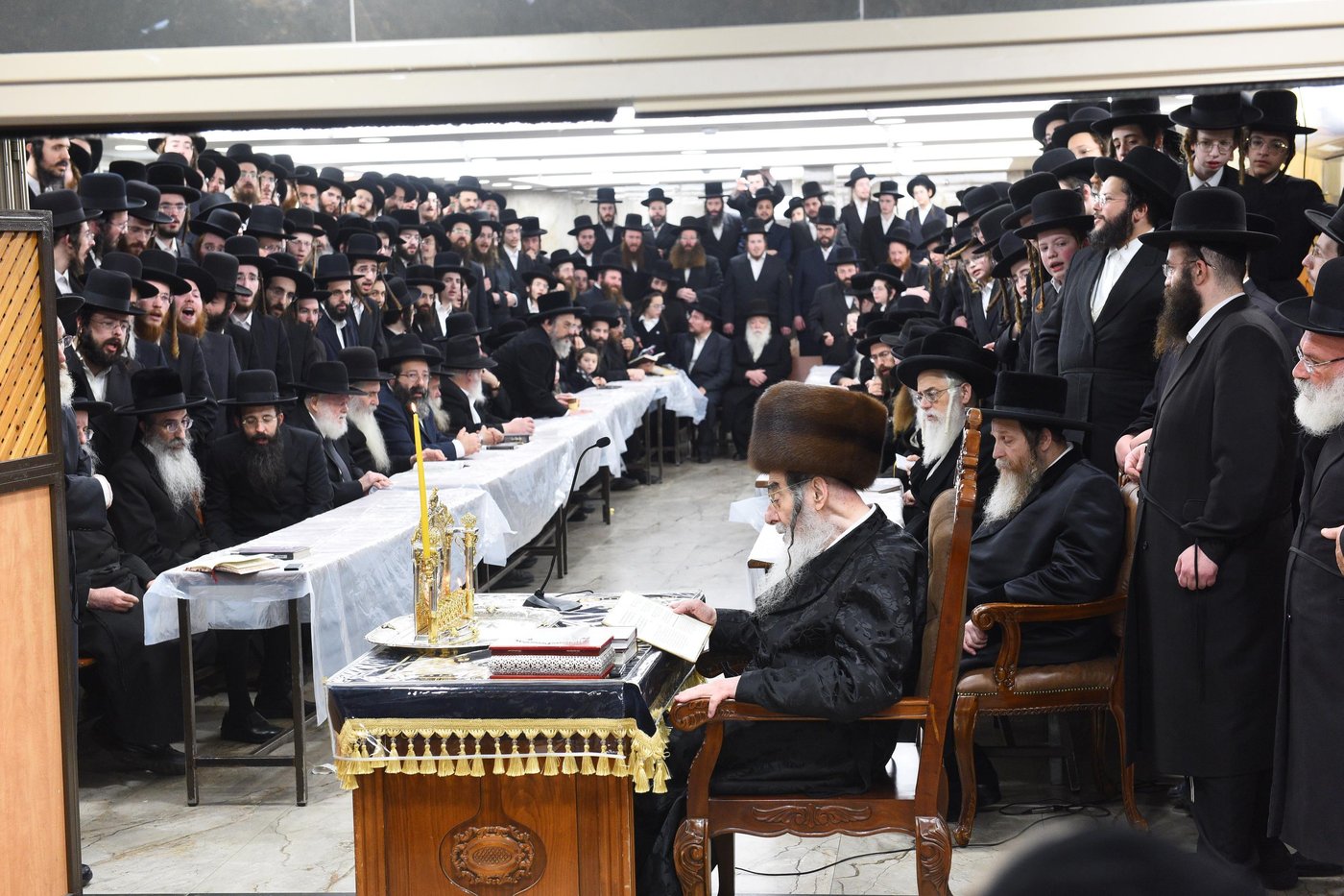 האדמו"ר מאלכסנדר בהדלקת נר ראשון של חנוכה