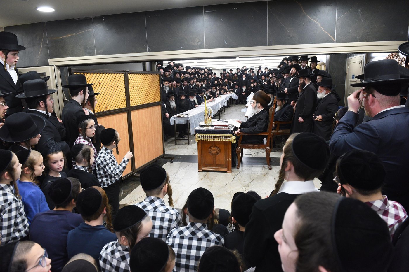 האדמו"ר מאלכסנדר בהדלקת נר ראשון של חנוכה