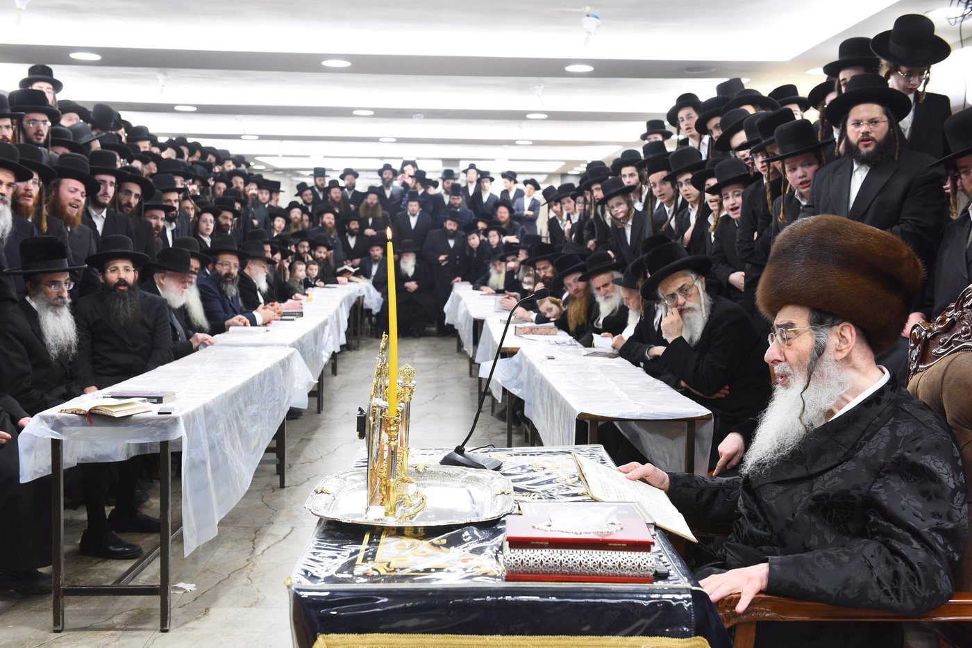 האדמו"ר מאלכסנדר בהדלקת נר ראשון של חנוכה