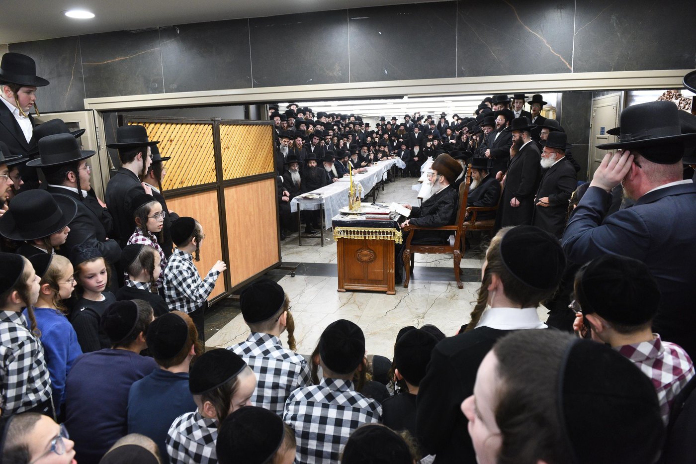 האדמו"ר מאלכסנדר בהדלקת נר ראשון של חנוכה