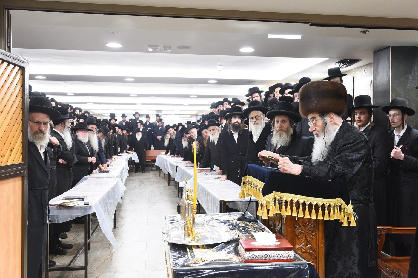 האדמו"ר מאלכסנדר בהדלקת נר ראשון של חנוכה