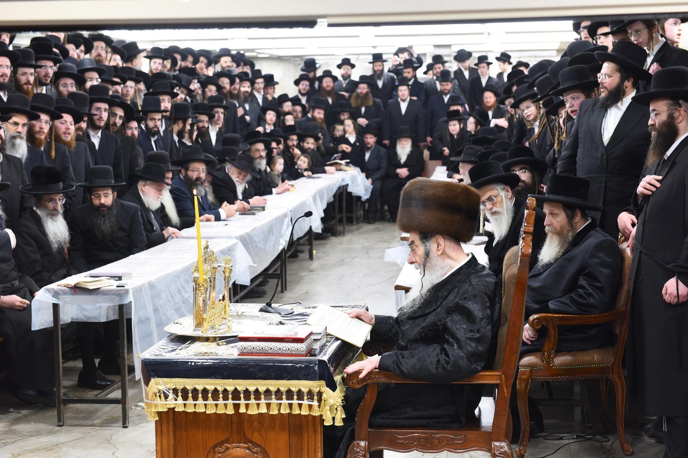 האדמו"ר מאלכסנדר בהדלקת נר ראשון של חנוכה