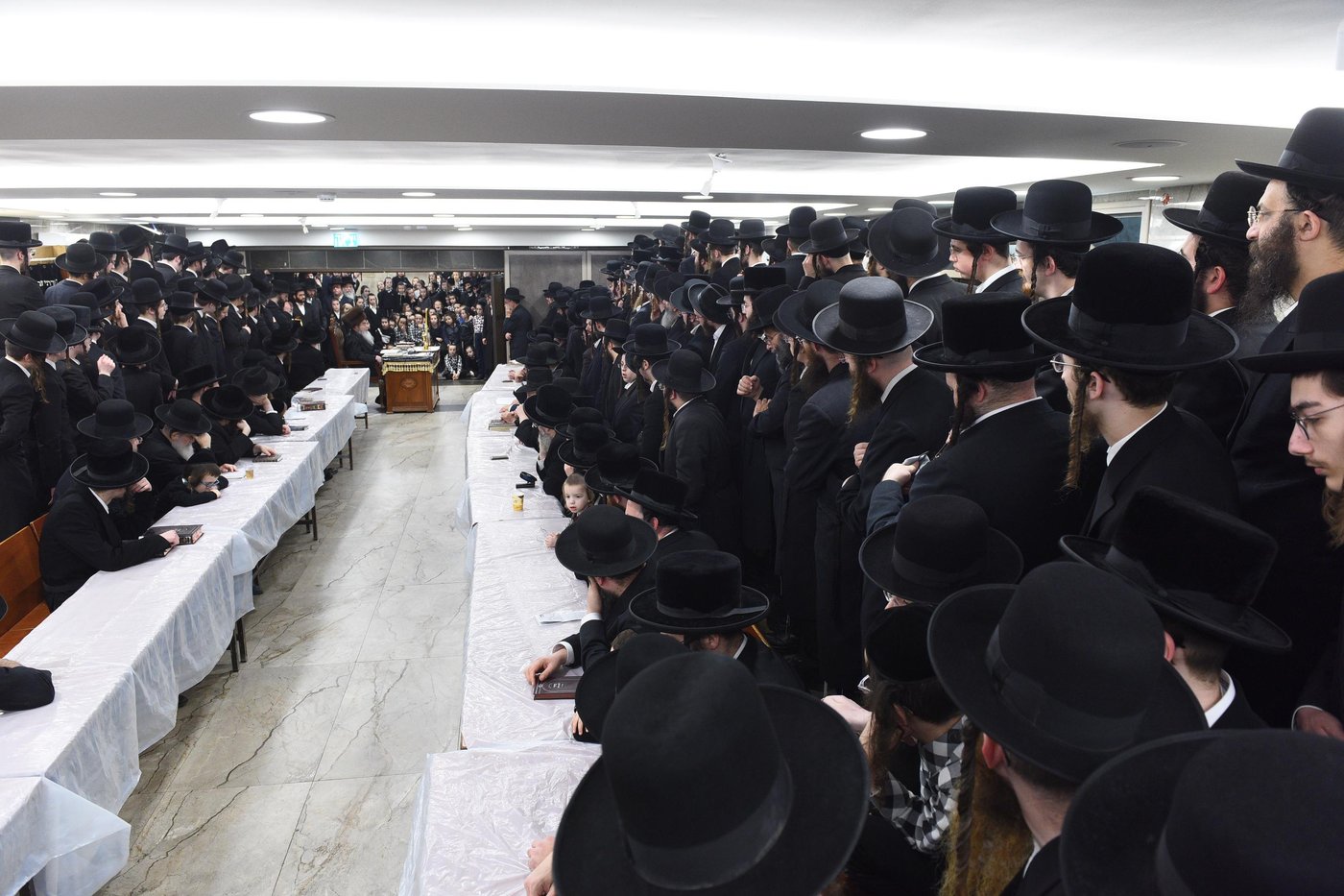 האדמו"ר מאלכסנדר בהדלקת נר ראשון של חנוכה