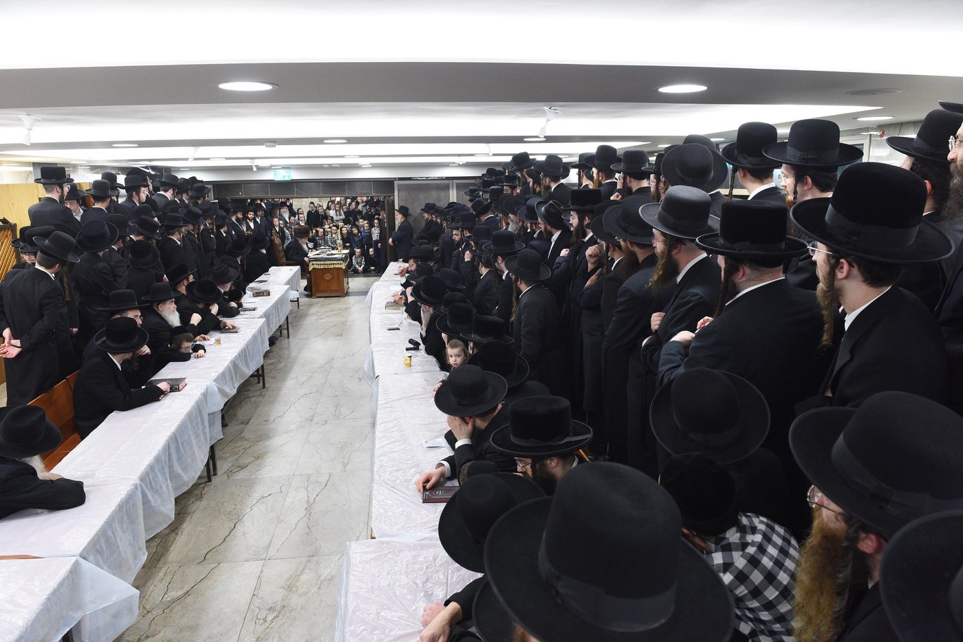 האדמו"ר מאלכסנדר בהדלקת נר ראשון של חנוכה