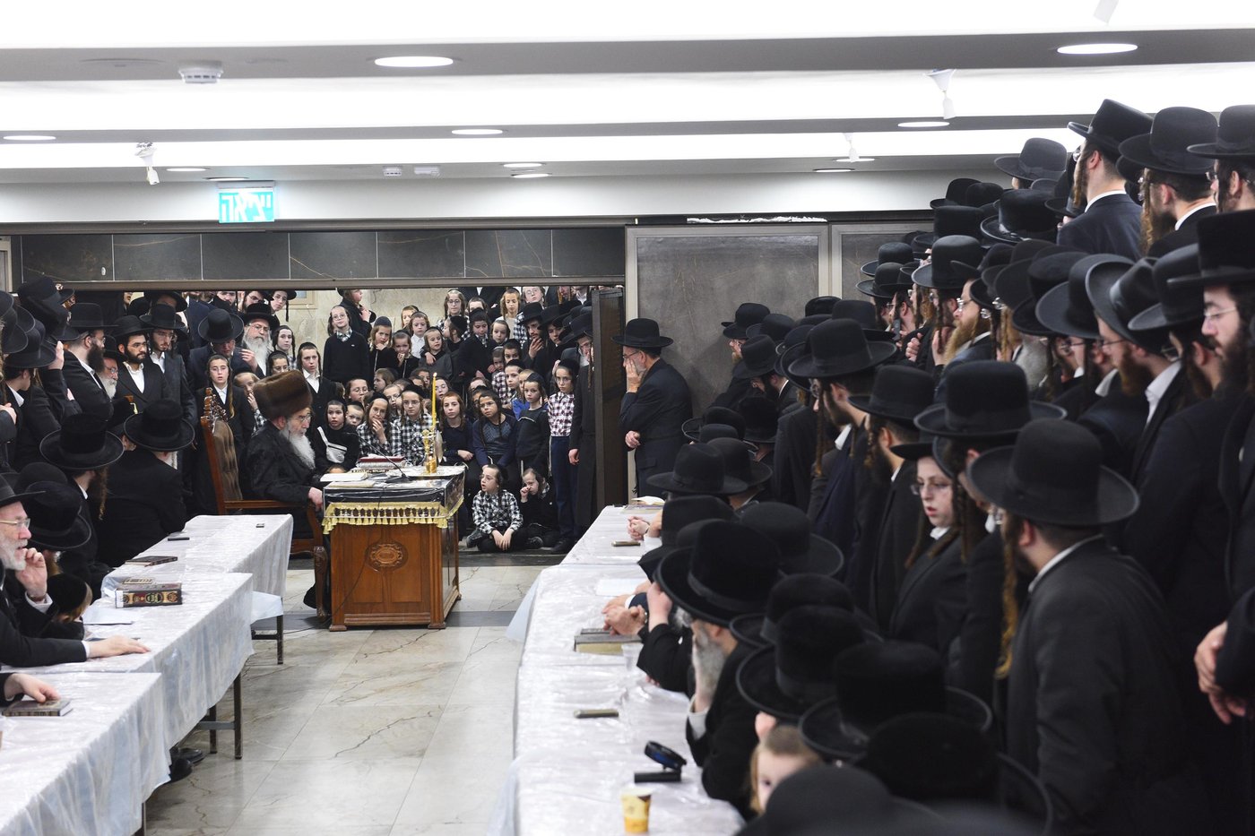 האדמו"ר מאלכסנדר בהדלקת נר ראשון של חנוכה