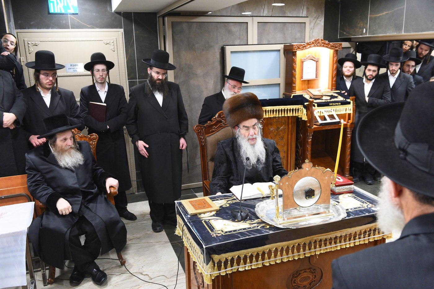 האדמו"ר מאלכסנדר בהדלקת נר ראשון של חנוכה