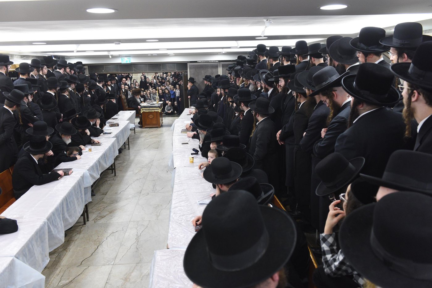 האדמו"ר מאלכסנדר בהדלקת נר ראשון של חנוכה