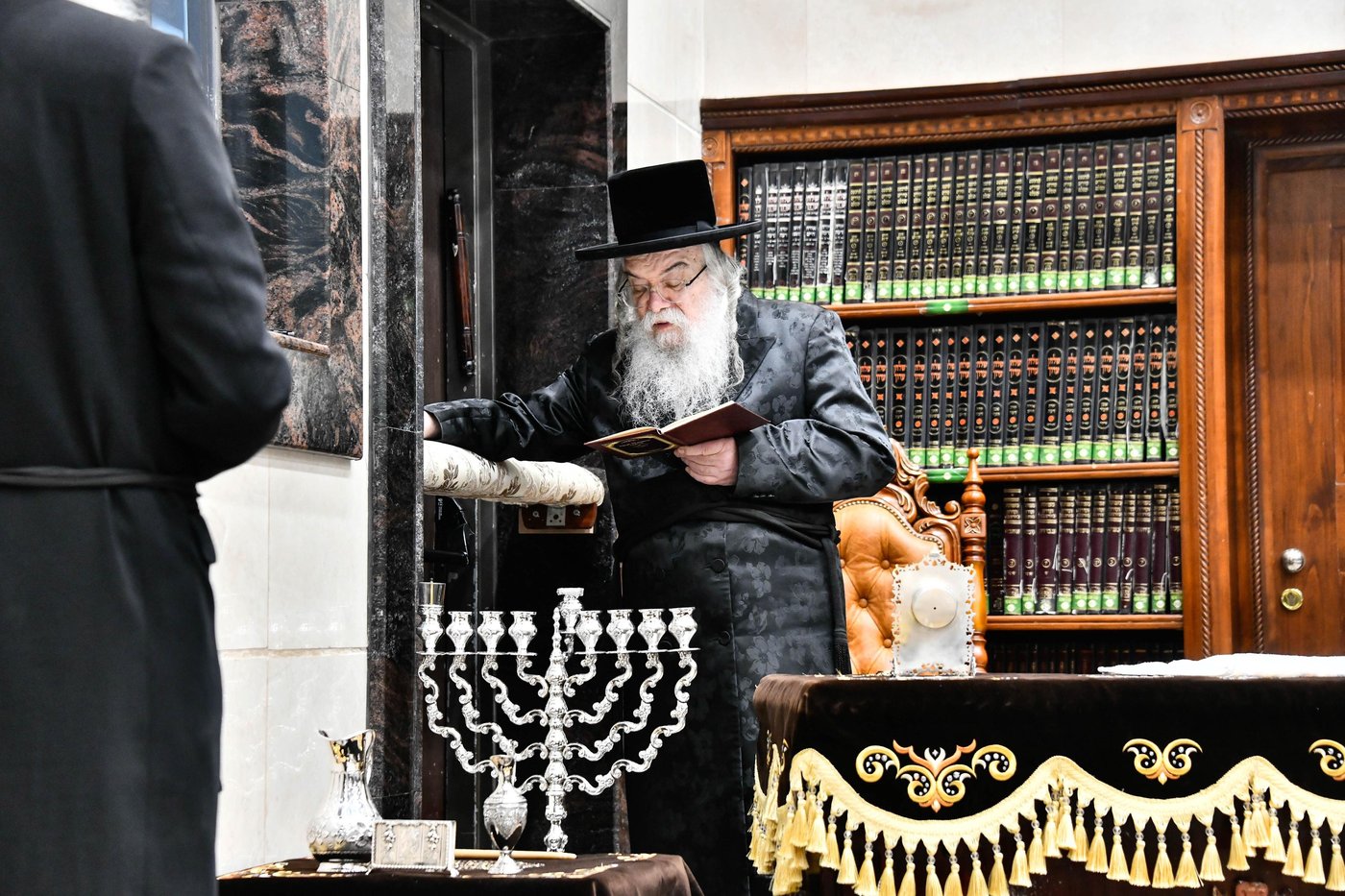 האדמו"ר מדארג בהדלקת נר חנוכה