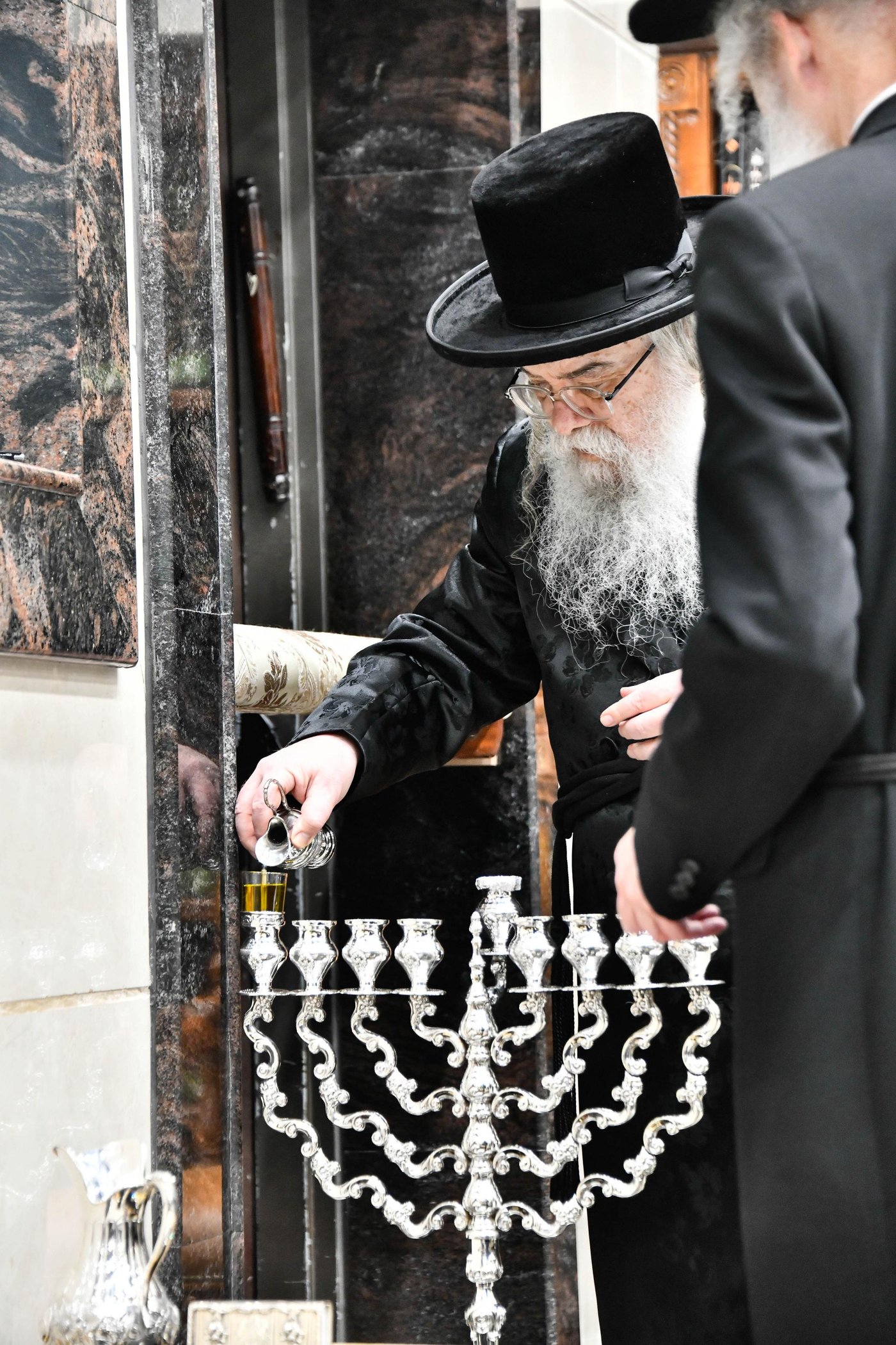 האדמו"ר מדארג בהדלקת נר חנוכה